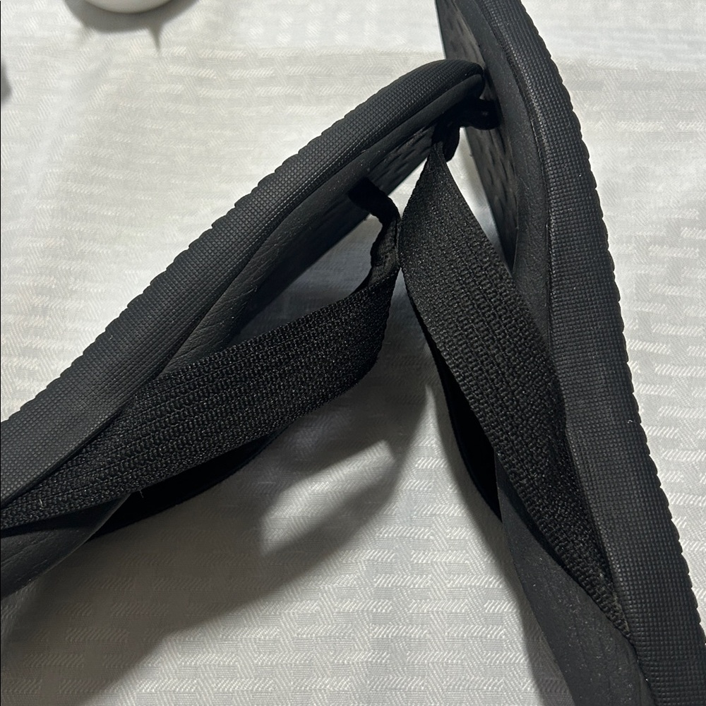 Vionic Wave 44 Black Flip-Flops 7 / 8 - Picture 14 of 15